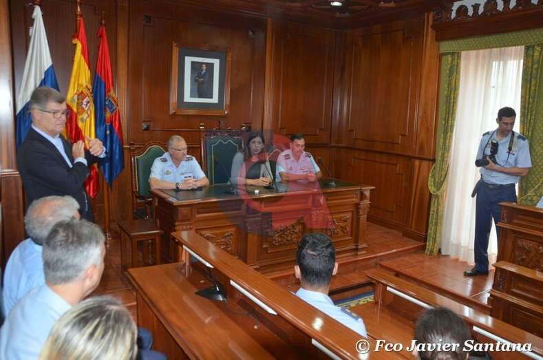 La alcaldesa Carmen Hernández y el cronista con los militares, en el salón de Plenos (Foto TA)